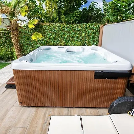 Luxury - Center - Large Garden With Hot Tub -7 Bedrooms-4 Bathrooms Apartment