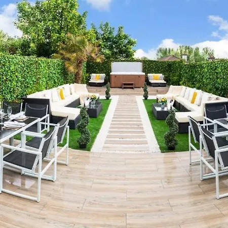 Apartment Luxury - Center - Large Garden With Hot Tub -7 Bedrooms-4 Bathrooms