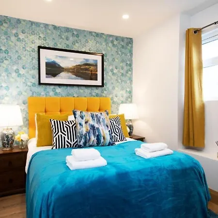 Luxury - Center - Large Garden With Hot Tub -7 Bedrooms-4 Bathrooms *