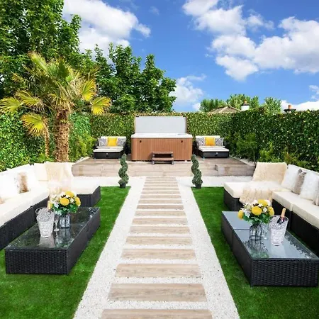 Luxury - Center - Large Garden With Hot Tub -7 Bedrooms-4 Bathrooms Apartment *