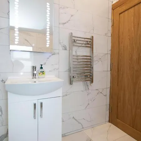 Apartment Luxury - Center - Large Garden With Hot Tub -7 Bedrooms-4 Bathrooms *