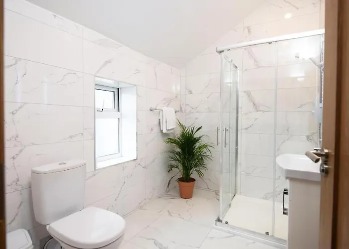 Апартаменты Luxury - Center - Large Garden With Hot Tub -7 Bedrooms-4 Bathrooms *