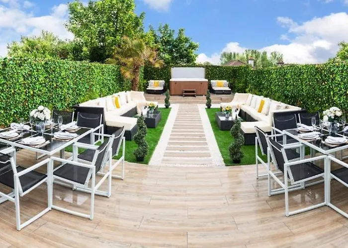 Апартаменты Luxury - Center - Large Garden With Hot Tub -7 Bedrooms-4 Bathrooms