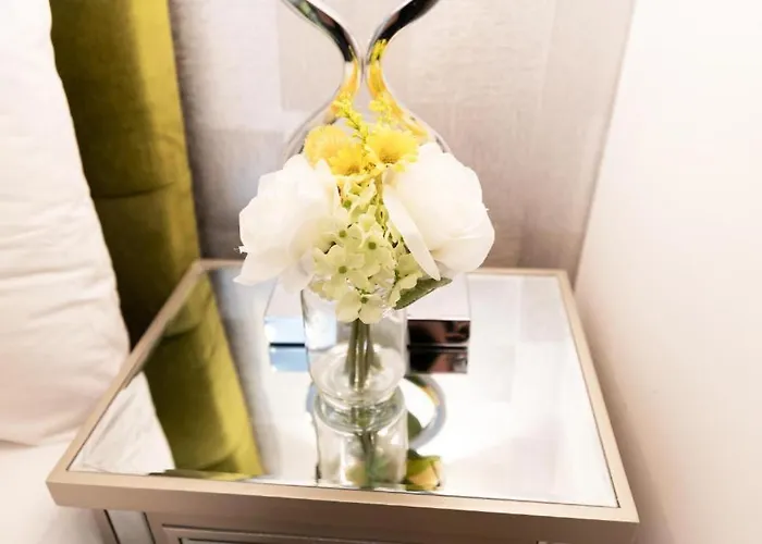 Luxury - Center - Large Garden With Hot Tub -7 Bedrooms-4 Bathrooms Апартаменты *