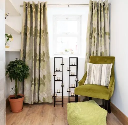 Апартаменты Luxury - Center - Large Garden With Hot Tub -7 Bedrooms-4 Bathrooms *