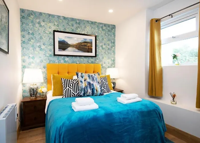 Luxury - Center - Large Garden With Hot Tub -7 Bedrooms-4 Bathrooms *