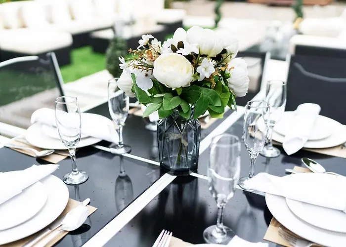 Апартаменты Luxury - Center - Large Garden With Hot Tub -7 Bedrooms-4 Bathrooms *