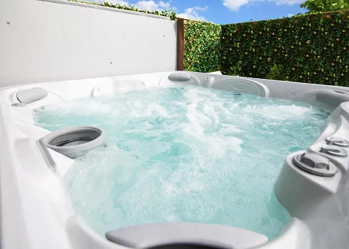 Luxury - Center - Large Garden With Hot Tub -7 Bedrooms-4 Bathrooms Апартаменты