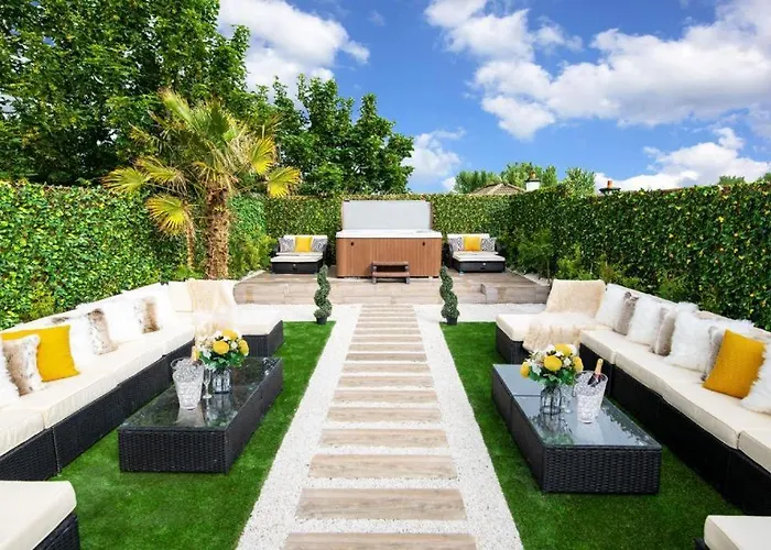 Luxury - Center - Large Garden With Hot Tub -7 Bedrooms-4 Bathrooms Апартаменты *