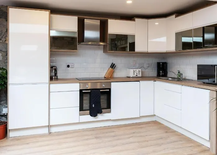 Luxury - Center - Large Garden With Hot Tub -7 Bedrooms-4 Bathrooms *