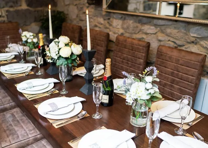 Апартаменты Luxury - Center - Large Garden With Hot Tub -7 Bedrooms-4 Bathrooms *