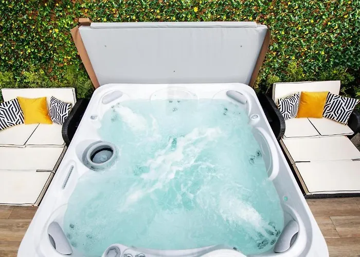 Luxury - Center - Large Garden With Hot Tub -7 Bedrooms-4 Bathrooms Апартаменты *