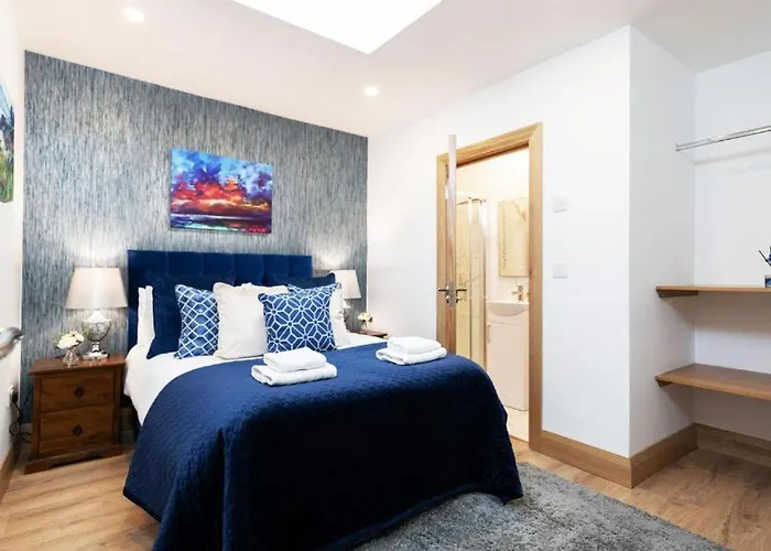 Апартаменты Luxury - Center - Large Garden With Hot Tub -7 Bedrooms-4 Bathrooms *