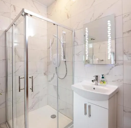 Luxury - Center - Large Garden With Hot Tub -7 Bedrooms-4 Bathrooms *