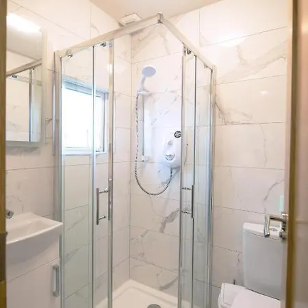 Luxury - Center - Large Garden With Hot Tub -7 Bedrooms-4 Bathrooms *