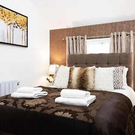 Luxury - Center - Large Garden With Hot Tub -7 Bedrooms-4 Bathrooms شقة *