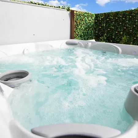 Luxury - Center - Large Garden With Hot Tub -7 Bedrooms-4 Bathrooms شقة