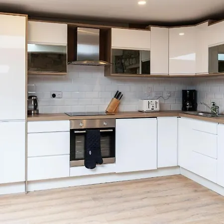 Luxury - Center - Large Garden With Hot Tub -7 Bedrooms-4 Bathrooms *