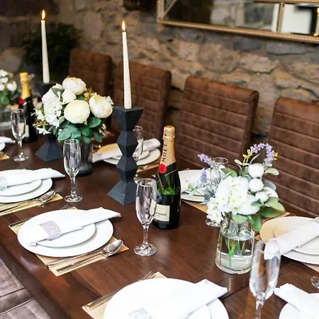 شقة Luxury - Center - Large Garden With Hot Tub -7 Bedrooms-4 Bathrooms *