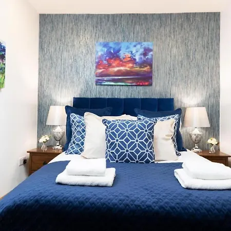 Luxury - Center - Large Garden With Hot Tub -7 Bedrooms-4 Bathrooms