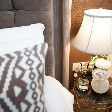 Luxury - Center - Large Garden With Hot Tub -7 Bedrooms-4 Bathrooms