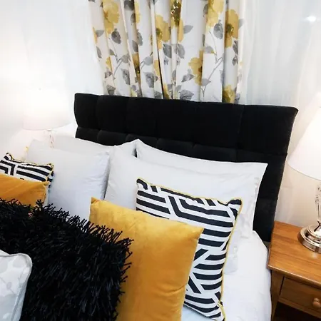 Luxury - Center - Large Garden With Hot Tub -7 Bedrooms-4 Bathrooms *