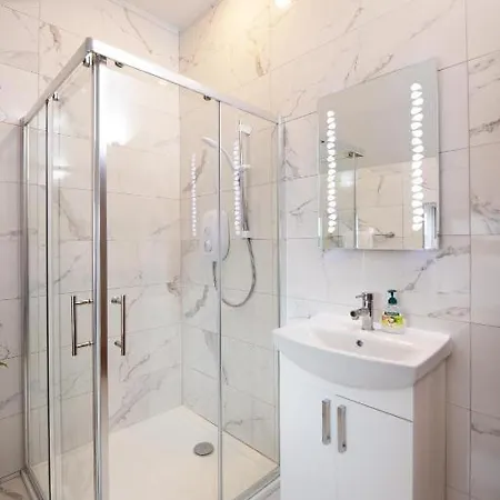 Luxury - Center - Large Garden With Hot Tub -7 Bedrooms-4 Bathrooms *