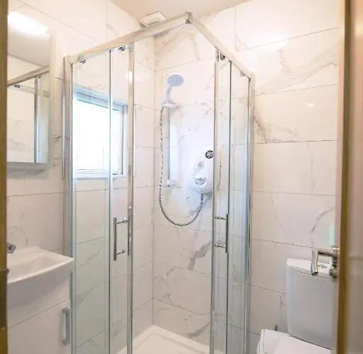 Luxury - Center - Large Garden With Hot Tub -7 Bedrooms-4 Bathrooms *