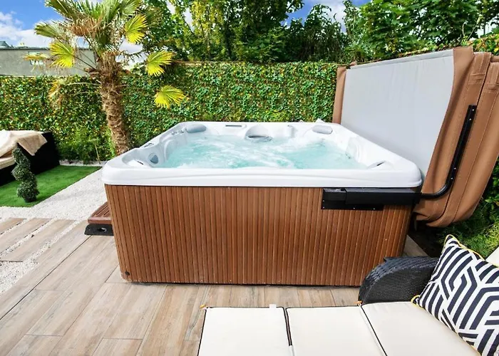 Luxury - Center - Large Garden With Hot Tub -7 Bedrooms-4 Bathrooms Lejlighed