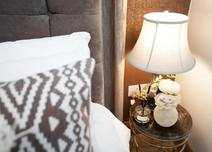 Luxury - Center - Large Garden With Hot Tub -7 Bedrooms-4 Bathrooms