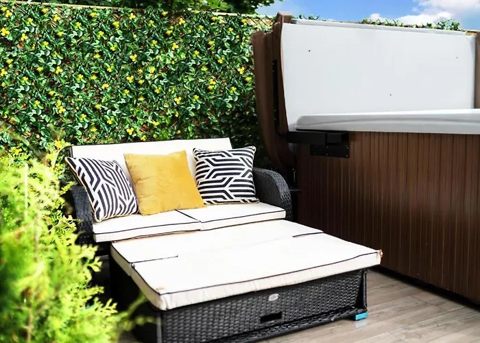 Luxury - Center - Large Garden With Hot Tub -7 Bedrooms-4 Bathrooms Lejlighed